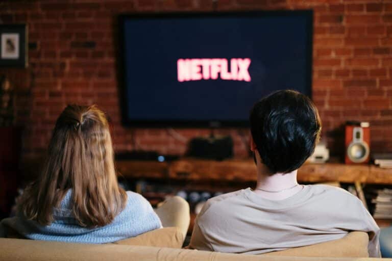 couple regardant un programme netflix