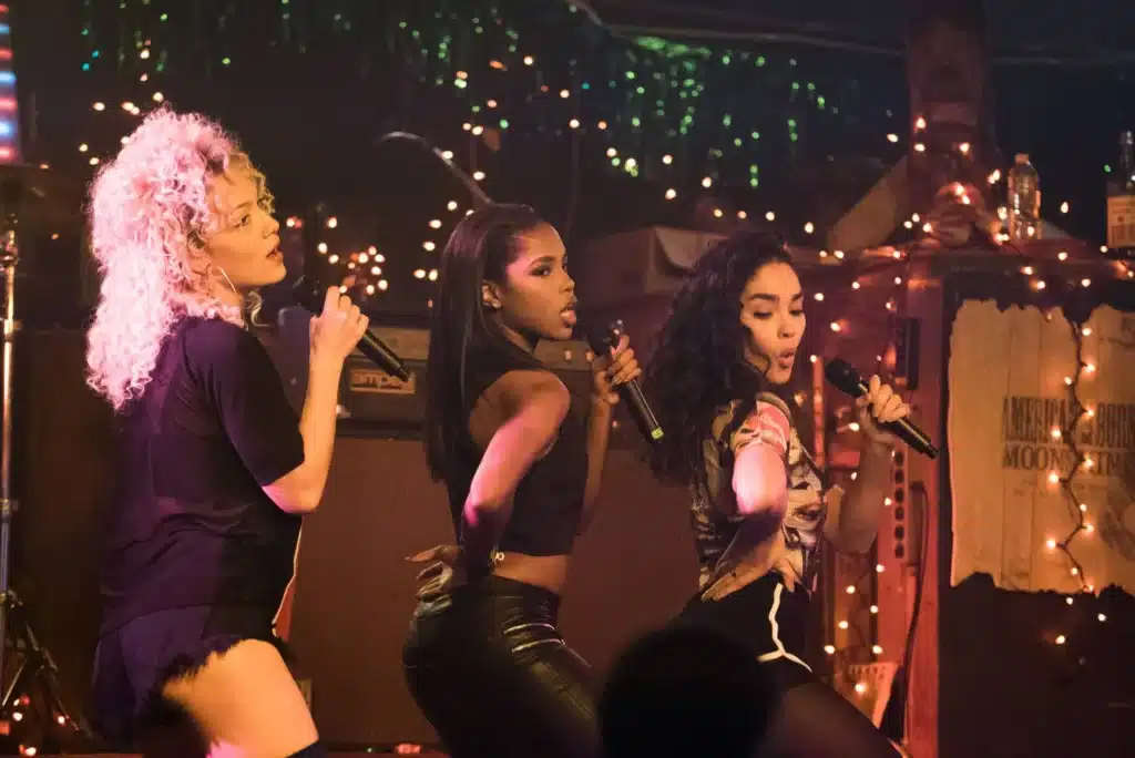 Star, Alexandra et Simone chantent sur scène.